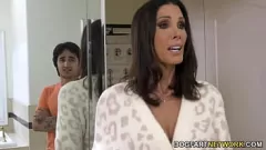 Jouer La MILF tettona Shay Sights prende un carico in calze durante un incontro interrazziale