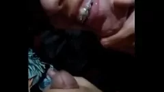 Reproducir Chupando pollas en el autobús y casi queda atrapada en esta arriesgada aventura sexual amateur de mamadas y pajas