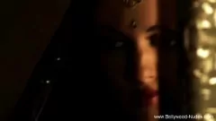 Oynat Esmer Asyalı Dansçı Maksimum Uyarılma için Erotik Bollywood Striptiz Ritüelinde Takılıyor