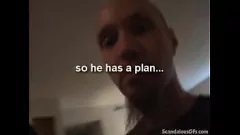 Jouer Une lesbienne brune sournoise triche avec une petite fille dans un scénario de doigté sauvage et de sexe avec un gode