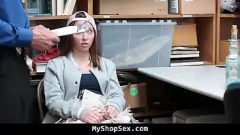 Odtwórz Niegrzeczny nastoletni złodziej w sklepie zostaje przyłapany przez policjanta i oferuje obciąganie, aby uniknąć aresztowania