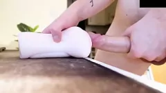 Jouer L'énorme bite du beau Ben déchire la chatte de poche dans une action porno sauvage