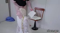 Oynat Yaramaz genç, boğazını tuhaf bir kıçtan ağza muameleyle doldururken, tımarhanede kıçını sikiyor