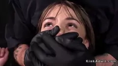 Redare Bondage lesbiene în acțiune BDSM dur cu Gag Dildo și flagel