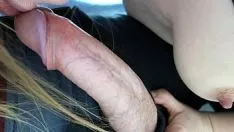 Afspelen erotische films in vervoermiddel seks met een blondine die een grote lul likt