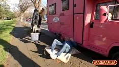 Sex in der Öffentlichkeit mit der Mechanikerin aus ihrer schönen rosa Rolle
