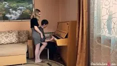 Jouer L'insegnante di pianoforte insegna allo studente alcuni nuovi trucchi