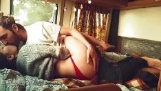 Reproduzir Filmes pornôs com a irmã fodida na caravana