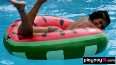 Jouer Xvideos passionnés avec brune baisée dans la piscine