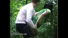 Seksowna cipka zabrana do lasu, gdzie jest ruchana od tyłu