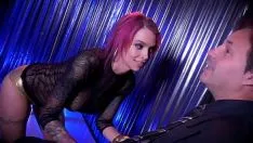 Jouer Anna Bell è una spogliarellista personale e fa sesso separato con un uomo ricco