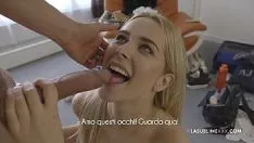 Reproduzir Frageda Loira Sorrindo E Fazendo Belo Boquete