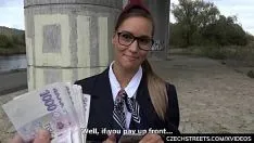 Odtwórz Suka zaproszona pod mostem na seks za 50 lei