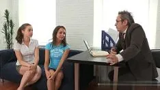 Reproduzir Xxx com filhos e Mosi puxa o cabelo quando ela transa com ela
