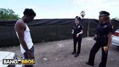 Reproducir Dos policías chupan una polla negra y tienen sexo