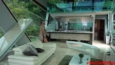Reproducir Ella folla con una estrella del porno en su casa de lujo donde es lo mejor