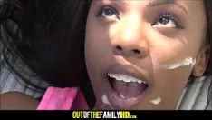 Jouer Neveu baise mamie qui a l'air jeune