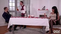 Afspelen De brunette wordt op haar verjaardag geneukt met twee mannen