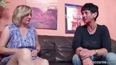 Afspelen Een jonge man neukt zijn ex-vriendin op zijn hondjes