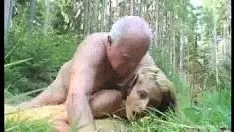 Reproducir El abuelo con pollas sueltas y grandes se folla a esta chica y le hace una mamada muy dura