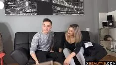 Reproducir Sexo con una gorda que folla en un sofá por todos los agujeros