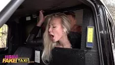 Reproducir Porno kk con rubia se la follan en taxi