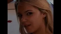 Reproduzir Sexo gostoso com uma mocinha que veste camisa e mete o dedo na buceta