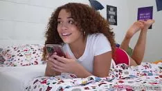 Jouer Femme aux cheveux bouclés qui améliore votre bite en utilisant sa bouche et son vagin chanceux