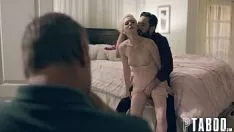 Afspelen Deze magere tiener legt haar hoofd op de rand van het bed en