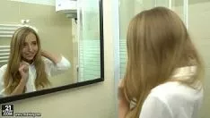Reproducir La chica morena de pechos pequeños va a tomar clases de guitarra con el profesor