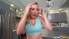 Jouer Dans la cuisine, il aime tenir sa femme par les cheveux et la baiser très intensément dans la bouche