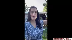 Foda pública de Petite Hitchhiker Little Caprice com um estranho