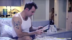Jouer La matrigna bionda tatuata Jessa Rhodes scopa papà con le sue grandi tette finte