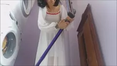 Reproducir Chantal, ama de casa, no se cansa de su aspiradora