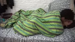 Reproduzir Melhor amiga ruiva e eu nos aquecemos debaixo do cobertor - sessão de sexo hardcore e fumegante
