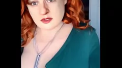 Odtwórz Podskakująca ruda bogini MILF rozgrzewa Cię swoimi hipnotycznymi dużymi cyckami