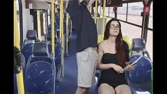 Reproduzir Estudante ruiva peituda é fodida no ônibus!