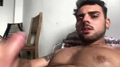 Reproducir Teen musculoso Lucas Nobre consigue a Bukkake y se corre en su propia boca