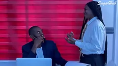 Jouer Ebony Boss donne une balade à tout doggystyle sur une grosse bite noire