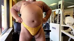 Jouer Muscle Bear Il nonno scatena il cazzo grasso in palestra