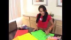 Petite morena adolescente Yasmin se pone traviesa con masturbación en solitario
