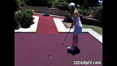 Petite Blonde Teen 'Little April' se moja y se moja al aire libre