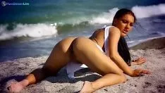 Jouer Une diva porno roumaine face aux seins nus sur la plage