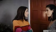 تشغيل وشم MILF Joanna Angel تشارك الزوج الغش مع Petite Stepis Jane Wilde في مجموعة جنسية تقريبية