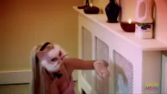 Reproducir COSPLAY MILF se follan duro por una polla monstruosa, terminando en un facial caliente
