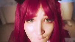 Afspelen Cosplay -getatoeëerde brunette met grote tieten neemt een grote pik