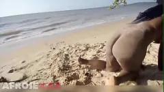 Oynat Elvieslutty'nin yakın çekim traşlı kedi plaj fuck oturumu