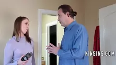 Reproducir El padrastro atrapa a su hija Chloe Scott en una fantasía traviesa