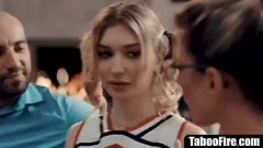 Afspelen Cheerleader gedwongen in expliciet drietal met MILF -coach en echtgenoot